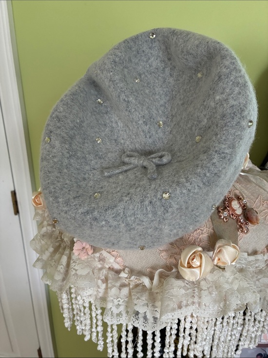 kate spade Accessories - Kate Spade Womens Gray Wool Beret with Bow and Rhinestones